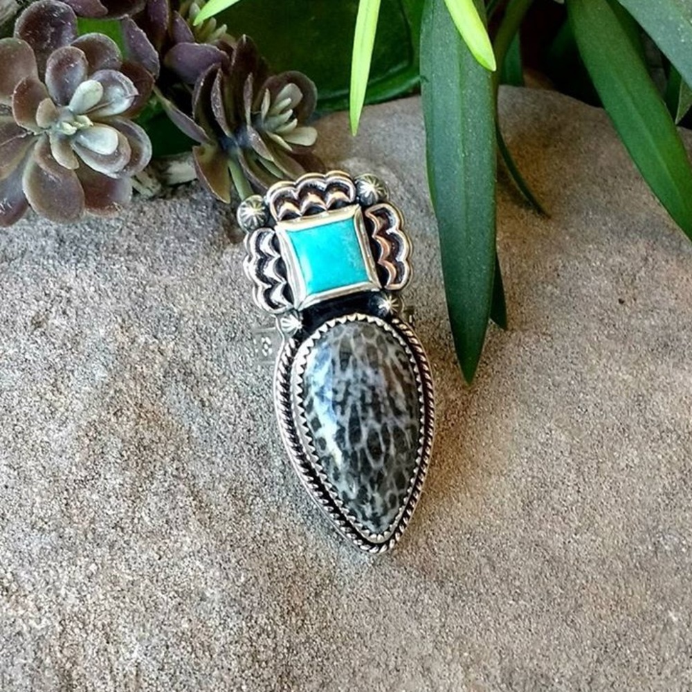 NWOT turquoise and black fossil coral ring